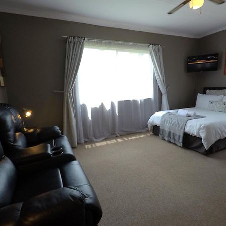 Midrand Guesthouse - Tasa ภายนอก รูปภาพ