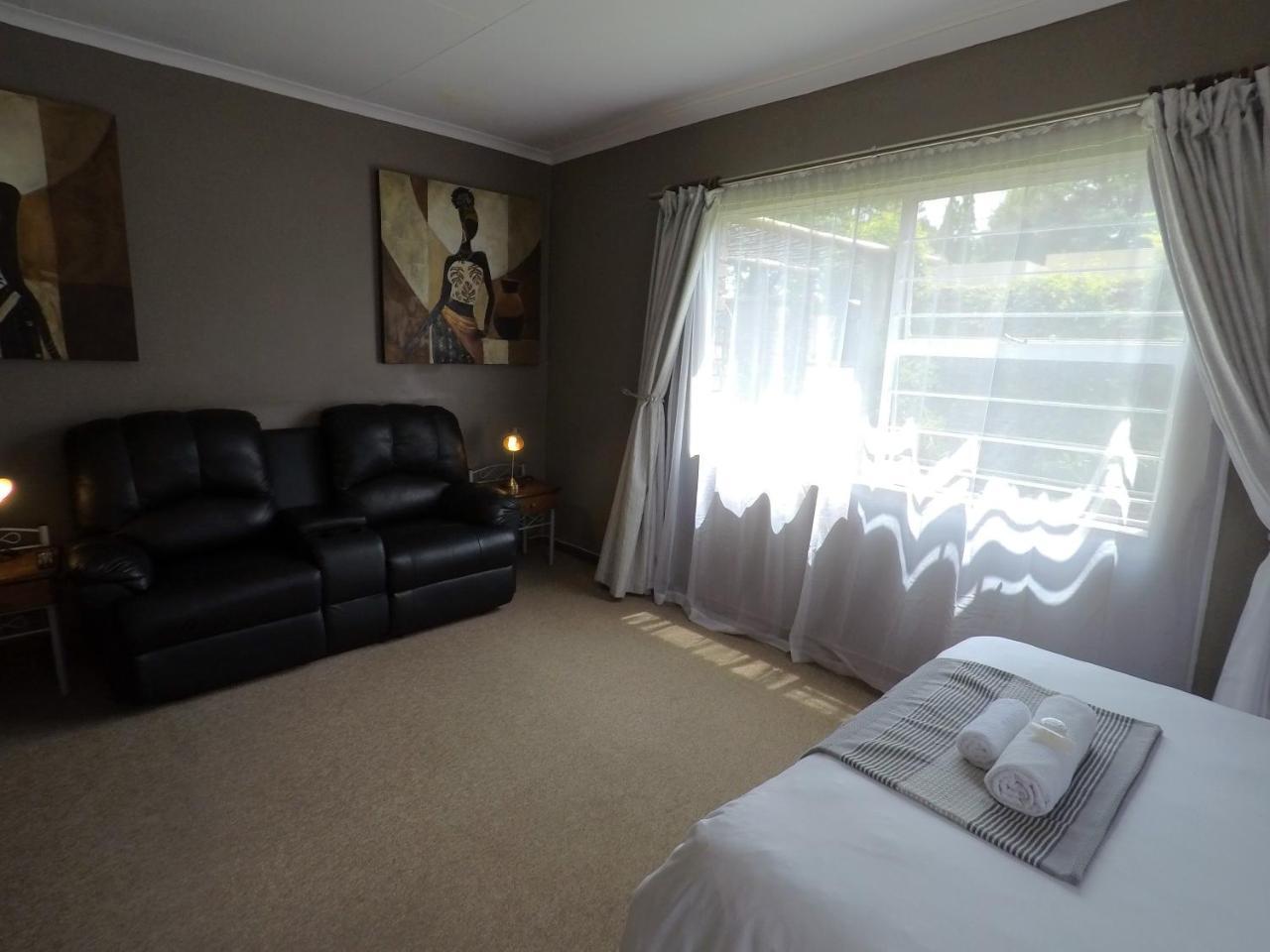Midrand Guesthouse - Tasa ภายนอก รูปภาพ